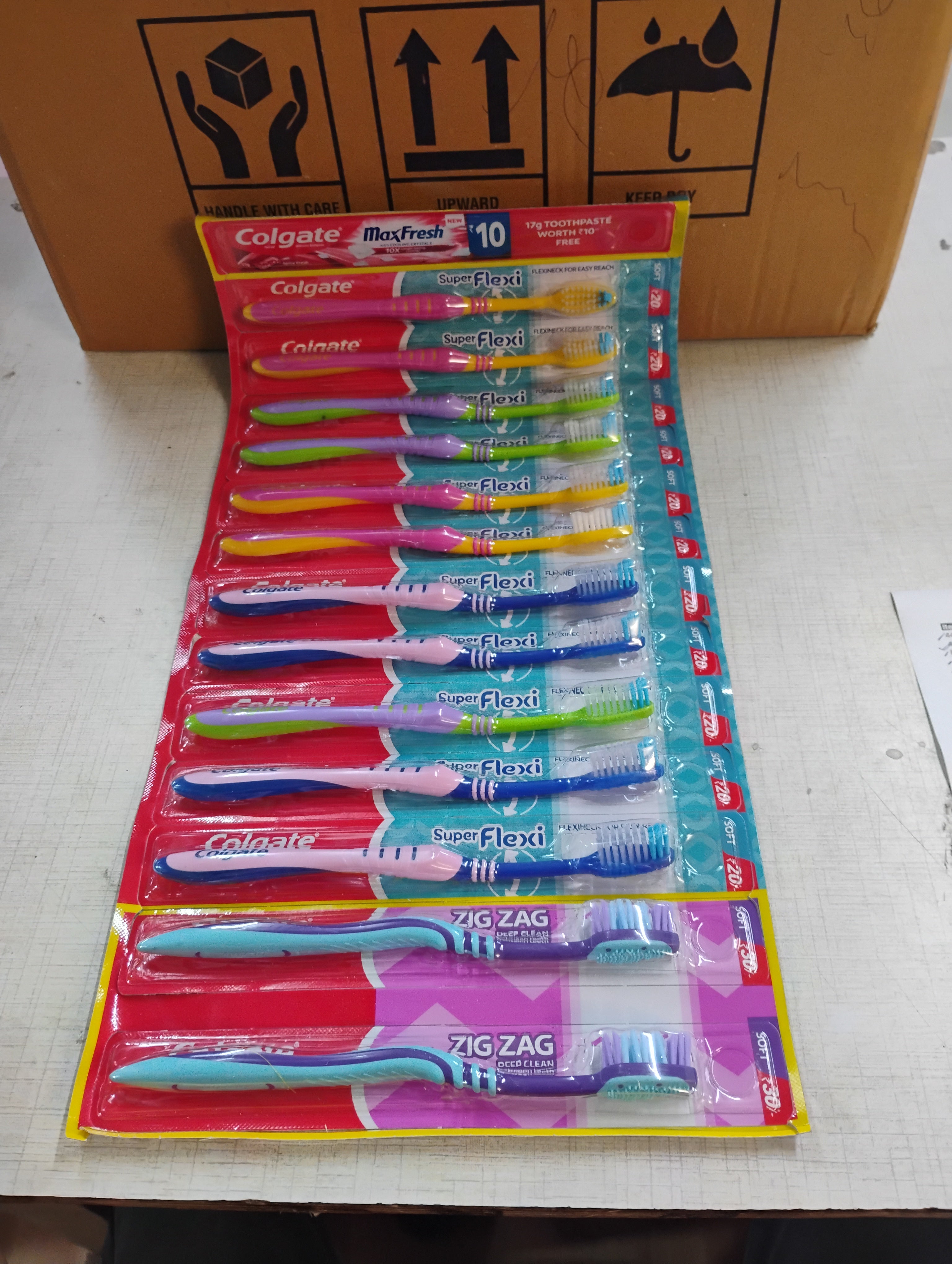 COLGATE SUPER FLEXI BRUSH (11X20/- + 2X30/- +1xMax Fresh 10/-) MRP 290/-